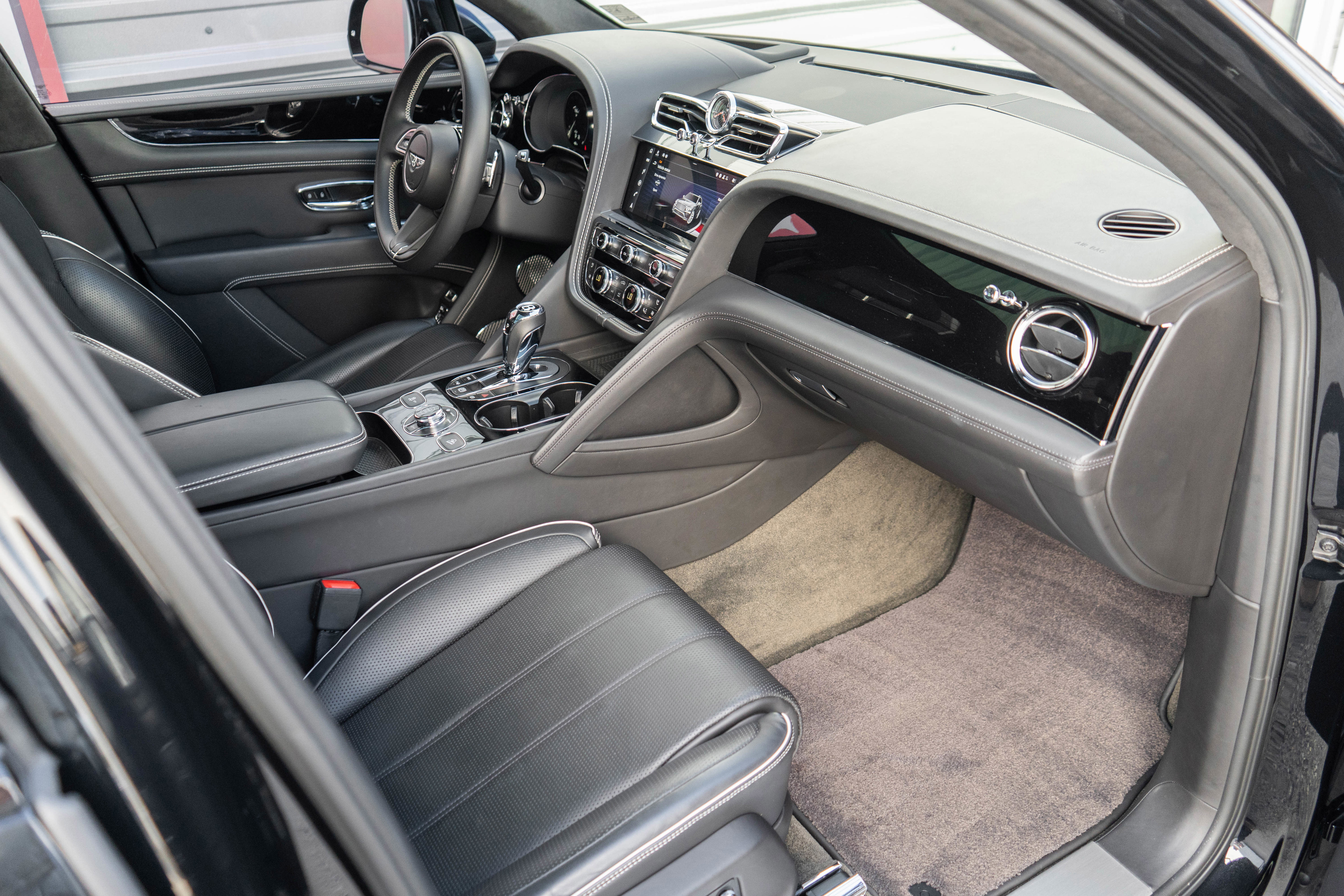 Used 2022 Bentley Bentayga image 35