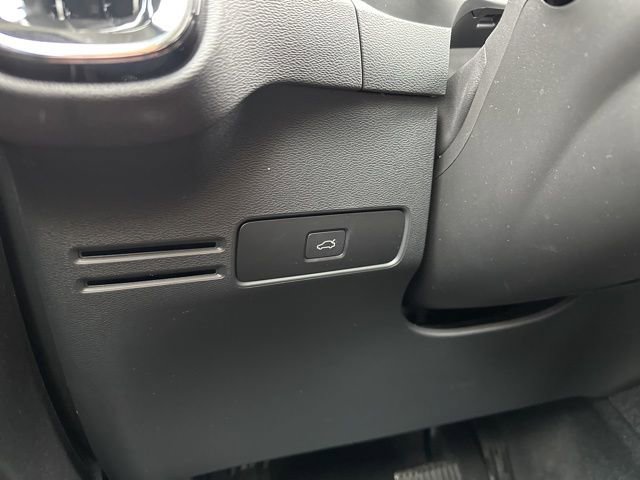 Certified 2024 Volvo XC40 B5 Plus w/ Protection Package Premier image 31