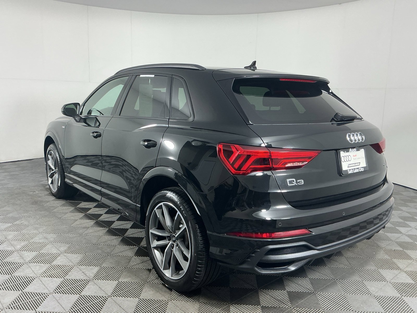 Used 2024 Audi Q3 2.0T Premium Plus w/ Premium Plus Package AWD/4WD image 6