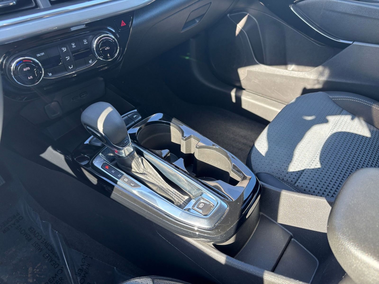 Used 2025 Chevrolet Trax LT w/ LT Convenience Package FWD image 40