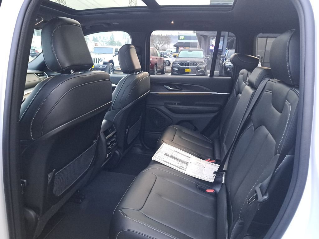 New 2025 Jeep Grand Cherokee Limited w/ Trailer Tow Package AWD/4WD image 14