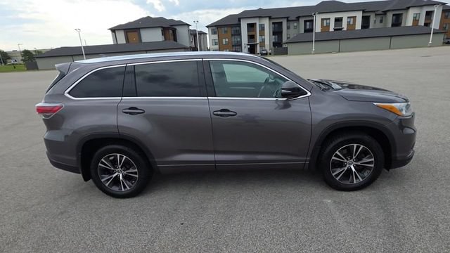 Used 2016 Toyota Highlander XLE AWD/4WD image 2