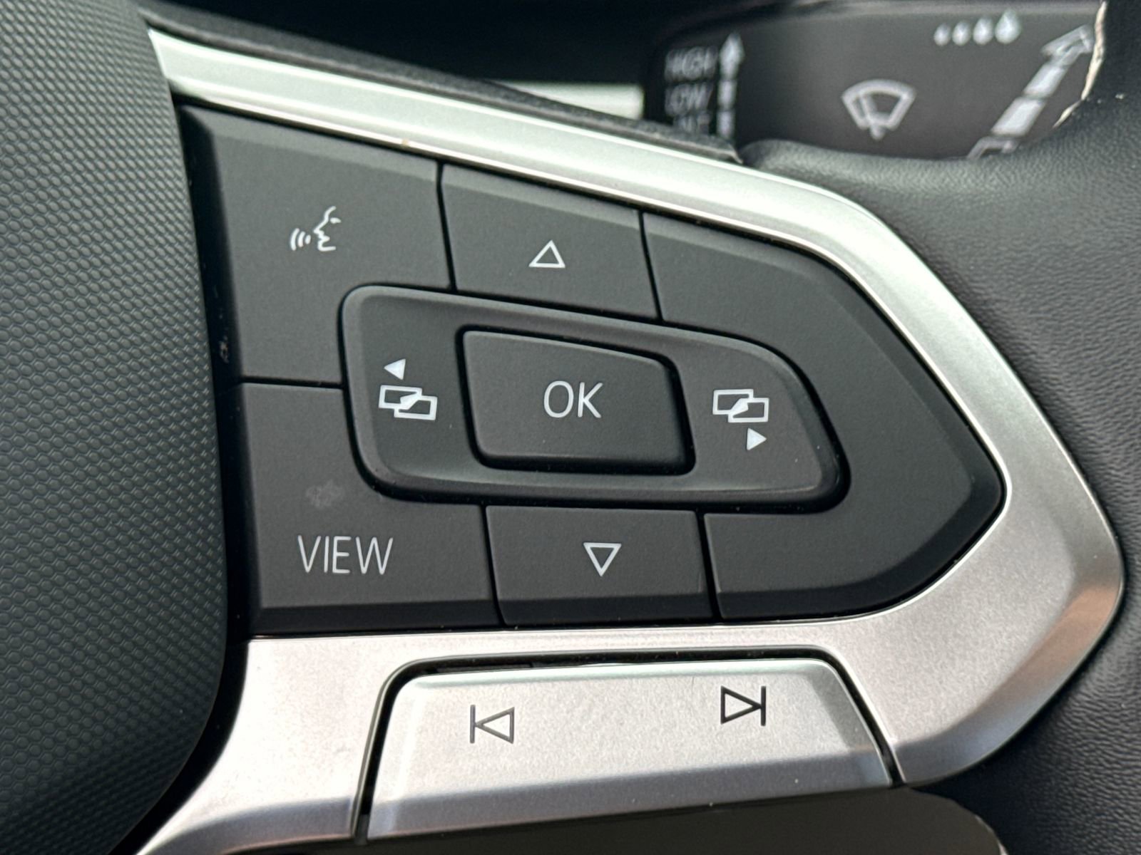 Certified 2023 Volkswagen Atlas SE w/ Black Wheel Package image 33