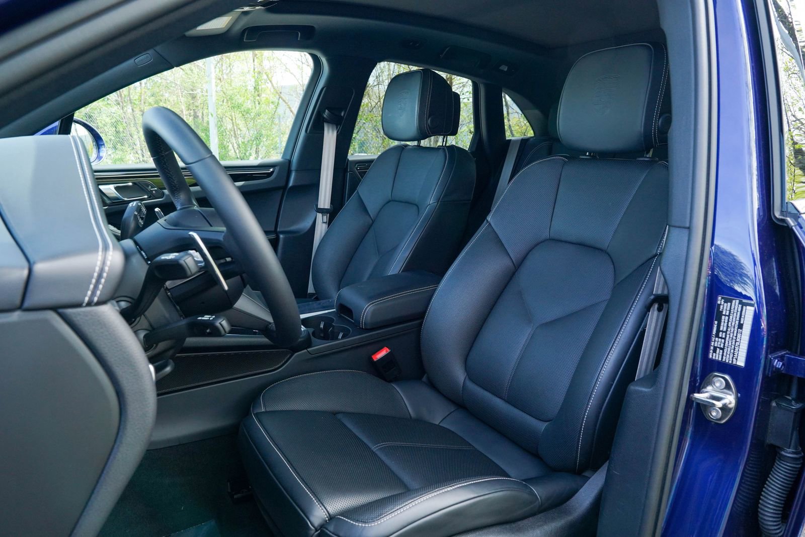 Certified 2025 Porsche Macan image 5