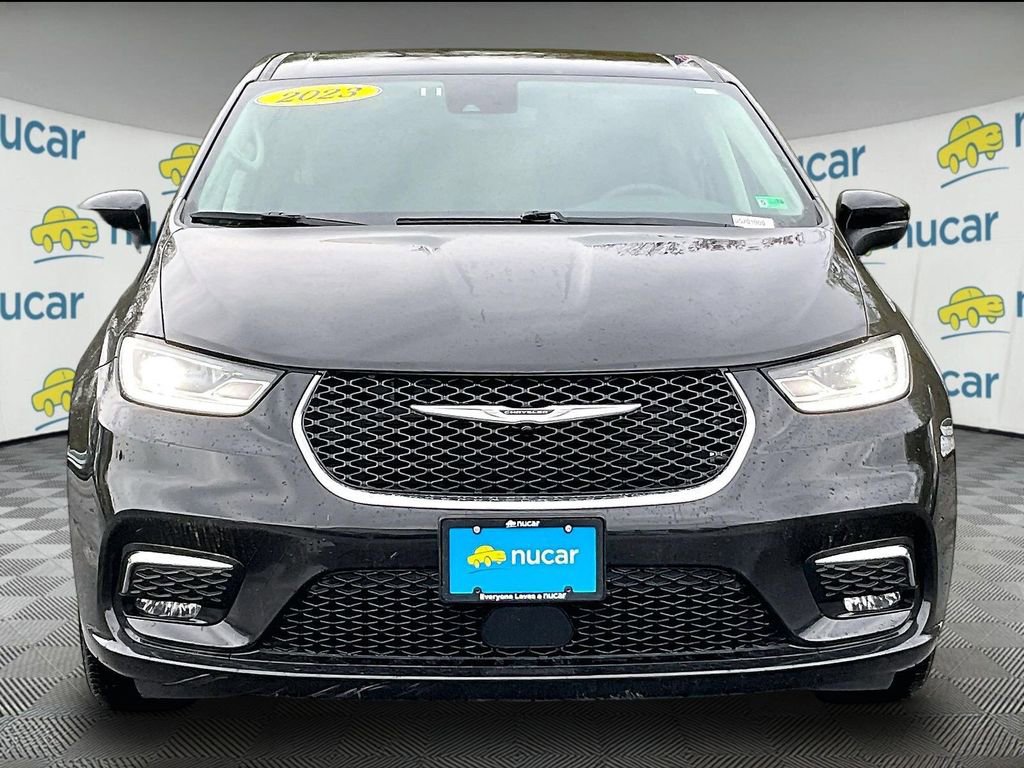 Used 2023 Chrysler Pacifica Touring-L FWD image 2