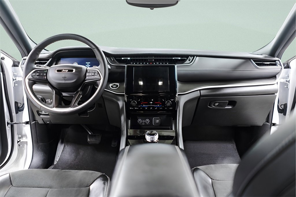 Used 2023 Jeep Grand Cherokee Altitude image 9