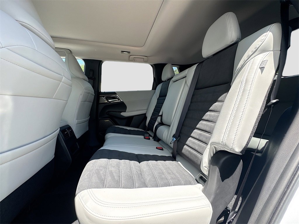 New 2025 Mitsubishi Outlander SE image 26