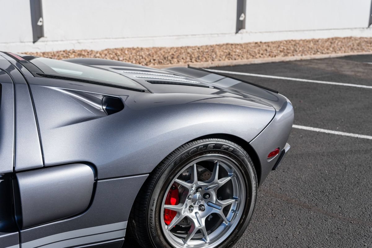 Used 2006 Ford GT RWD image 4