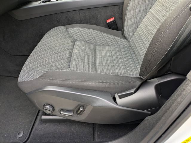 Used 2022 Volvo XC60 B5 Momentum image 15