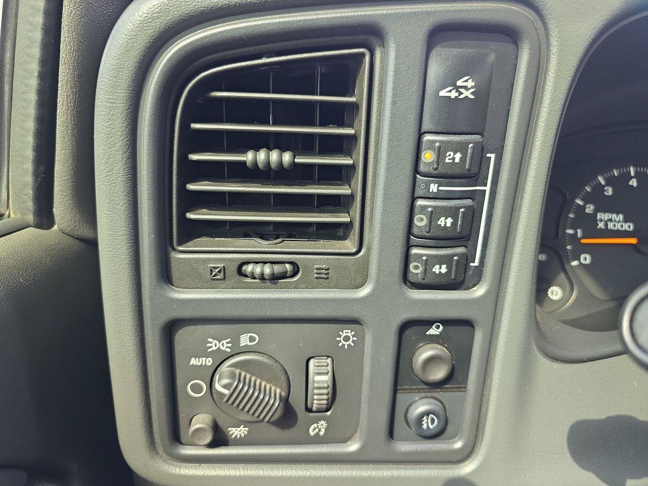 Used 2006 Chevrolet Silverado 2500 LT w/ Heavy-Duty Power Package AWD/4WD image 10