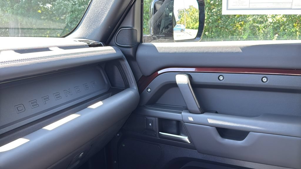 New 2026 Land Rover Defender 90 X-Dynamic SE AWD/4WD image 19