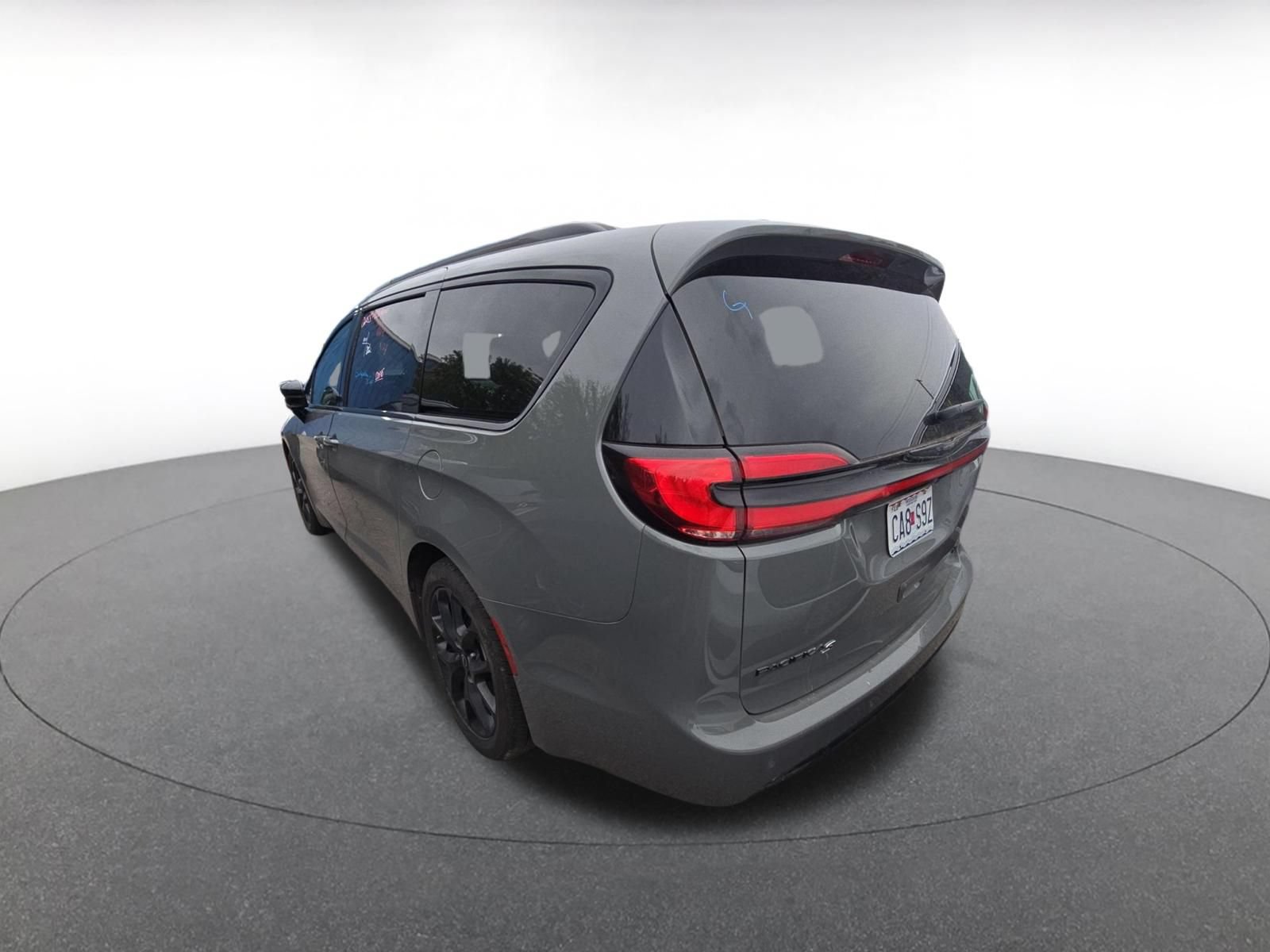 Used 2025 Chrysler Pacifica Limited FWD image 3
