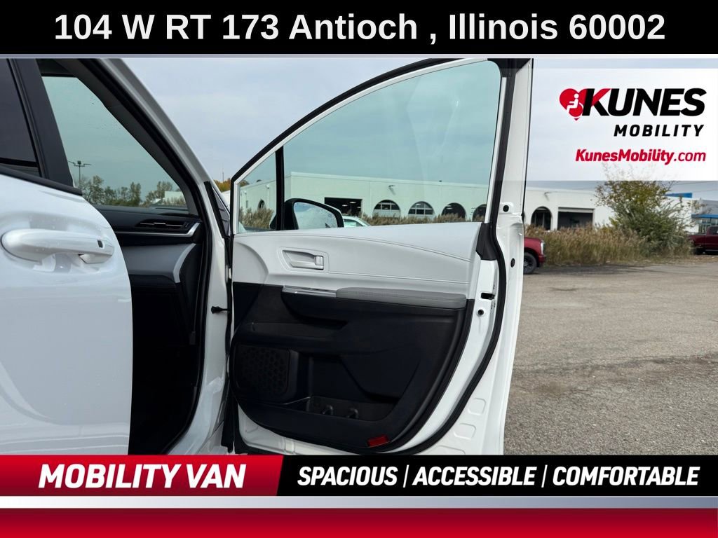 Used 2025 Toyota Sienna LE image 13