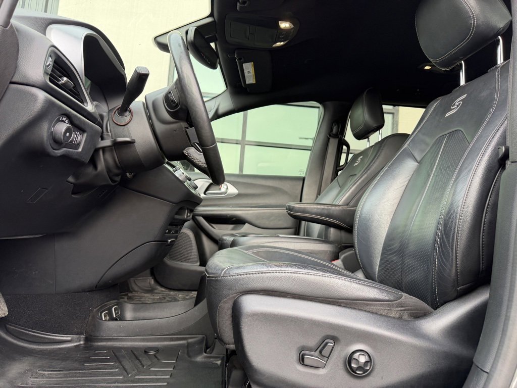 Used 2020 Chrysler Pacifica Touring-L Plus w/ S Appearance Package image 7