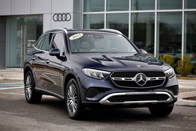 Used 2024 Mercedes-Benz GLC 300 4MATIC image 2