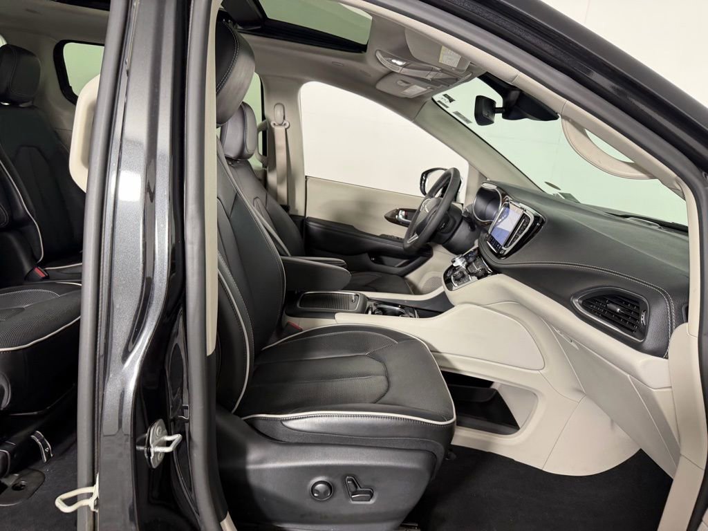Used 2023 Chrysler Pacifica Limited image 28