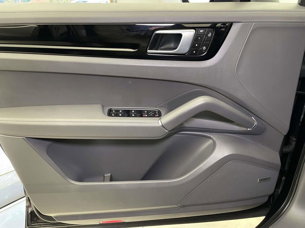 Used 2022 Porsche Cayenne image 33