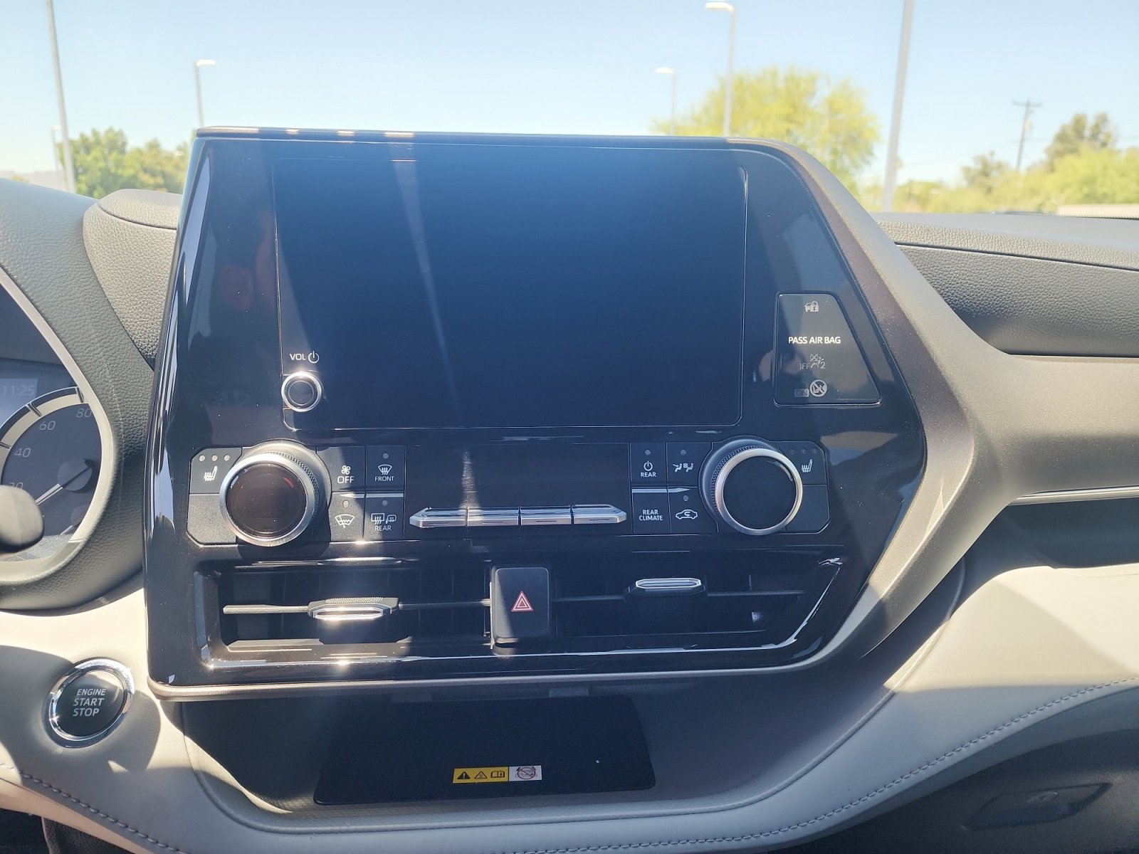 Used 2023 Toyota Highlander XLE FWD image 12