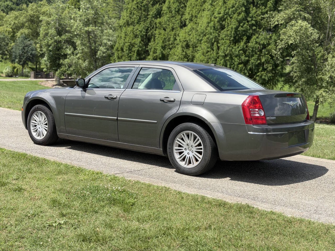 Used 2009 Chrysler 300 Touring RWD image 18