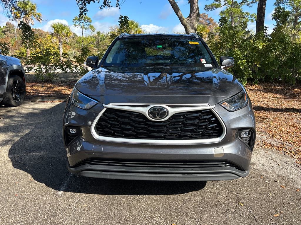 Used 2024 Toyota Highlander XLE image 2