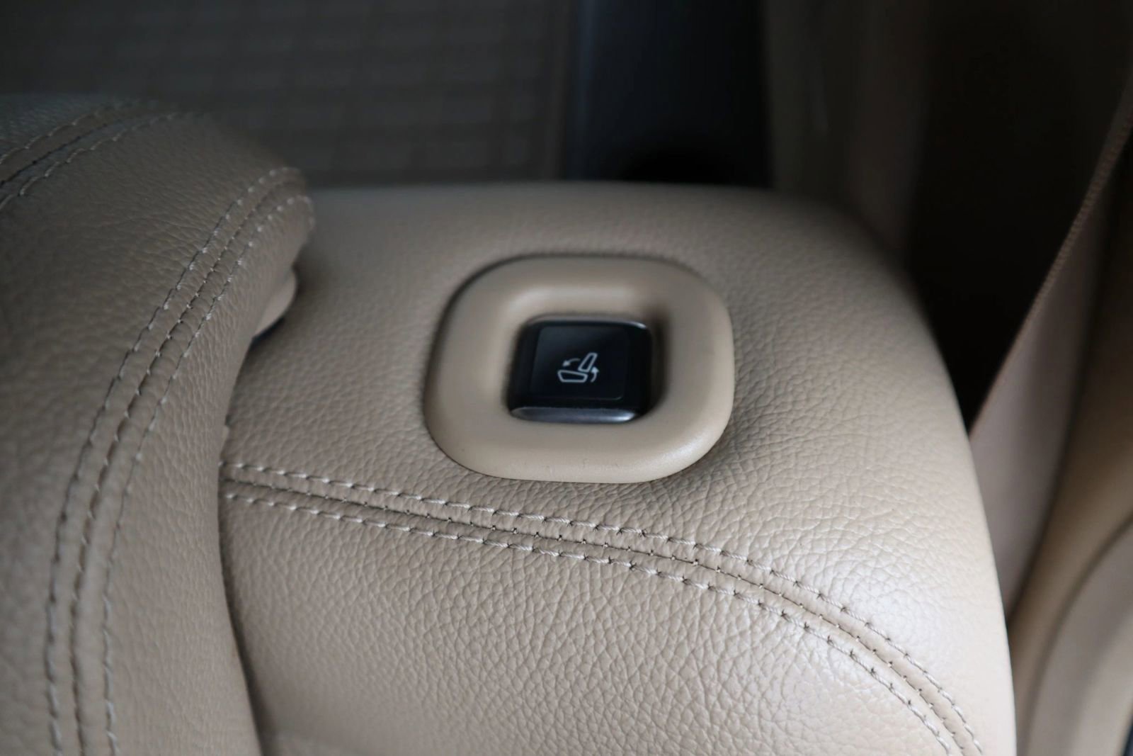 Used 2015 Mercedes-Benz GL 320 BlueTEC 4MATIC w/ Premium I Package image 13