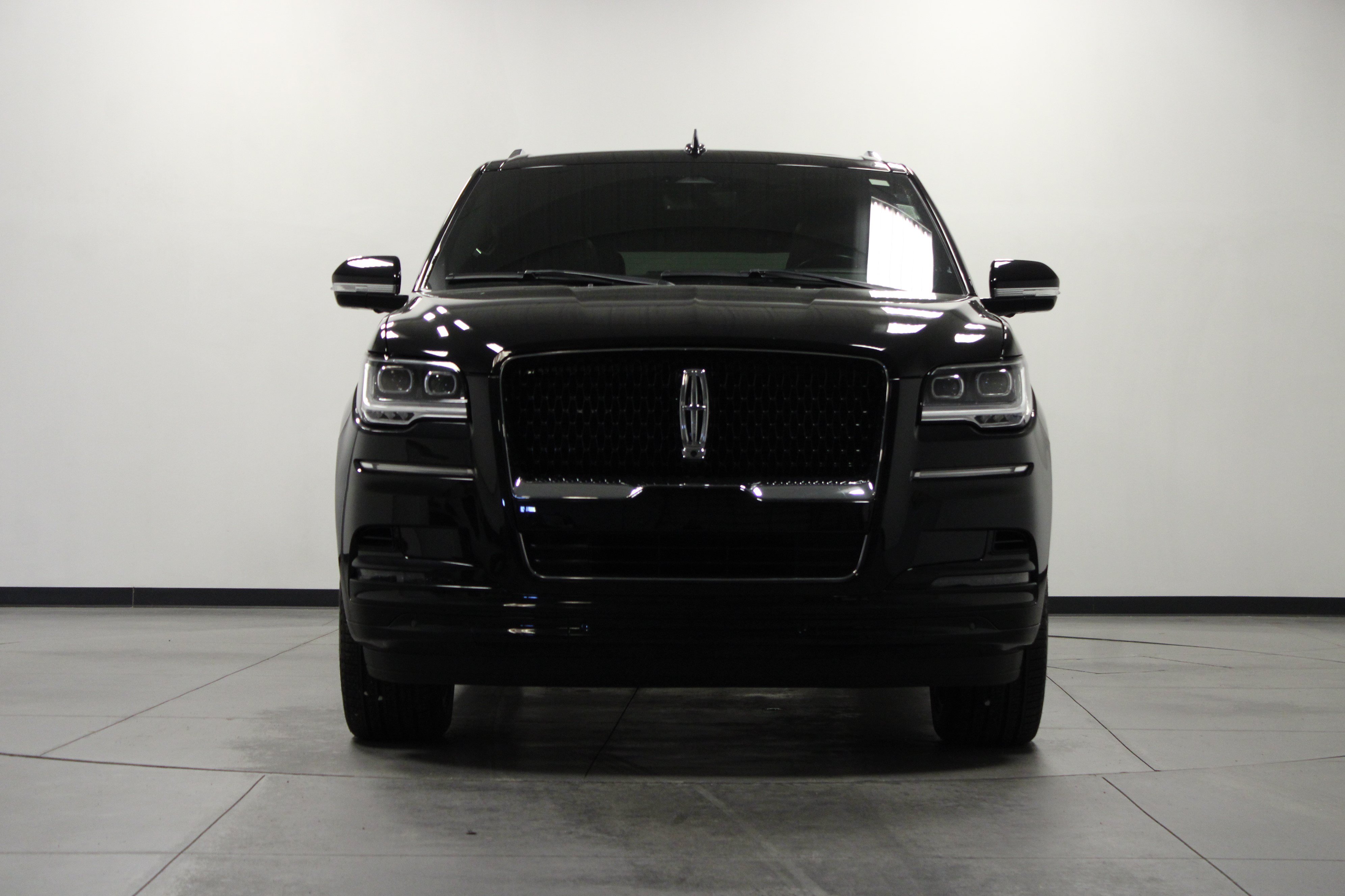 Used 2024 Lincoln Navigator L Reserve w/ Monochromatic Package AWD/4WD image 9