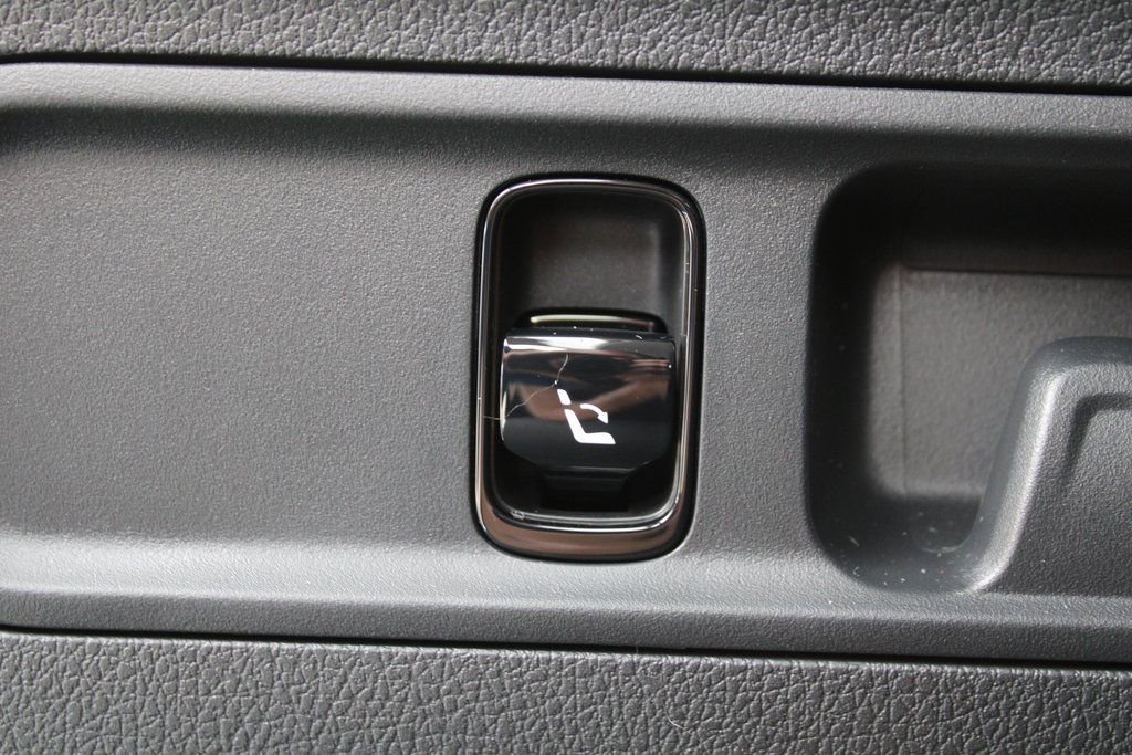 Used 2025 Mercedes-Benz GLC 350e image 9