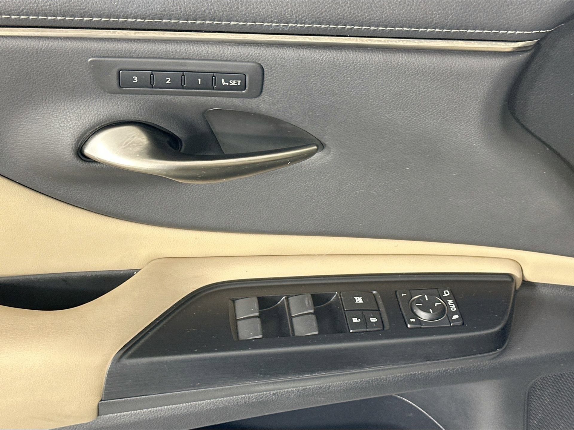 Used 2020 Lexus ES 350 w/ Premium Package image 18