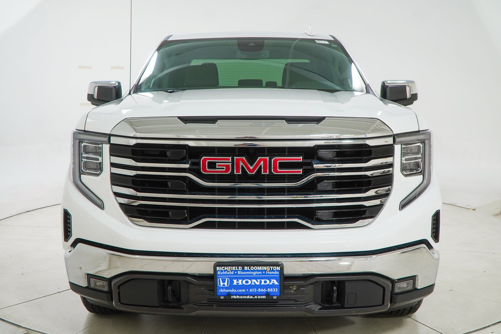 Used 2024 GMC Sierra 1500 SLT AWD/4WD image 2