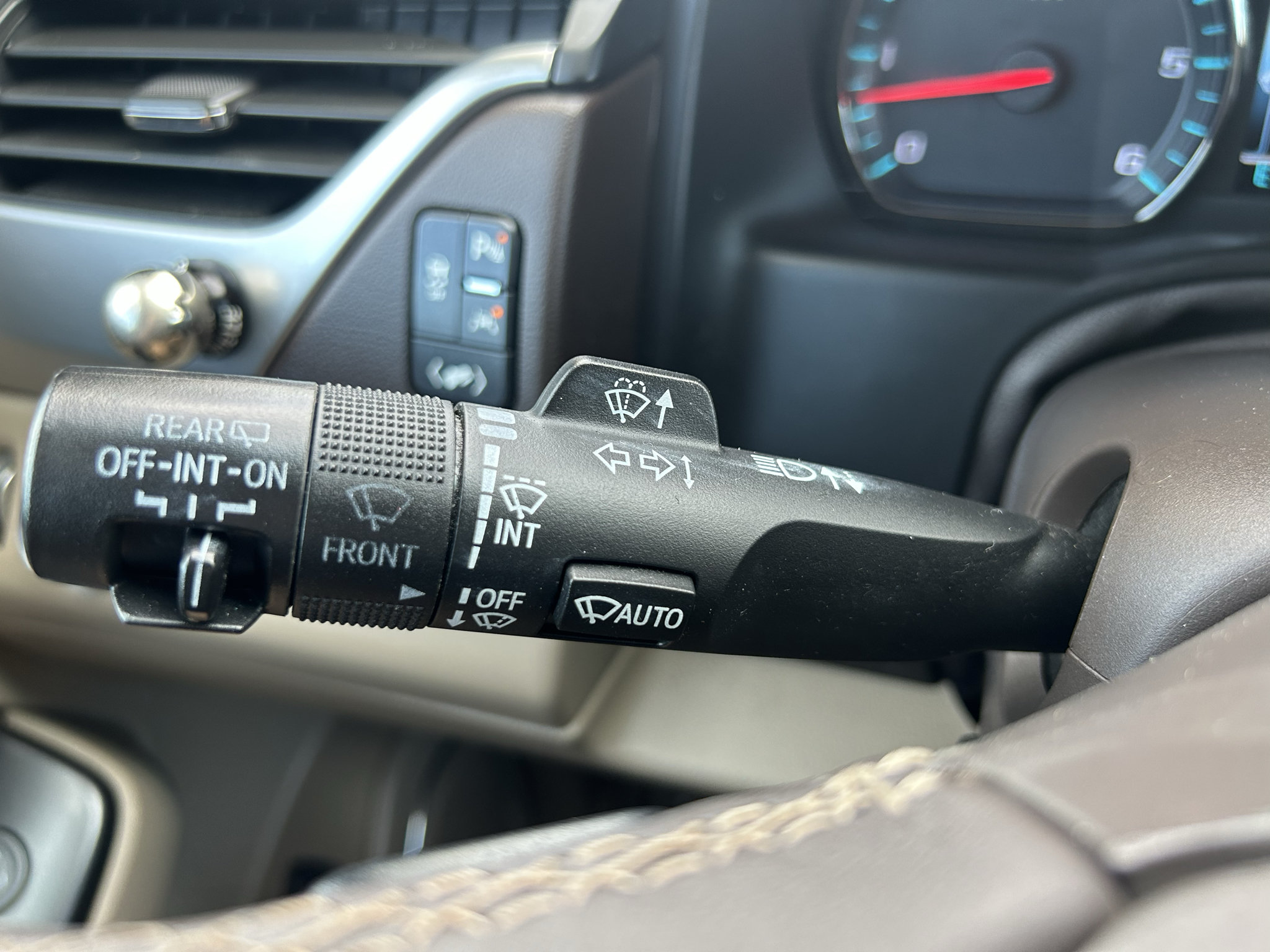 Used 2019 Chevrolet Suburban LT RWD image 17