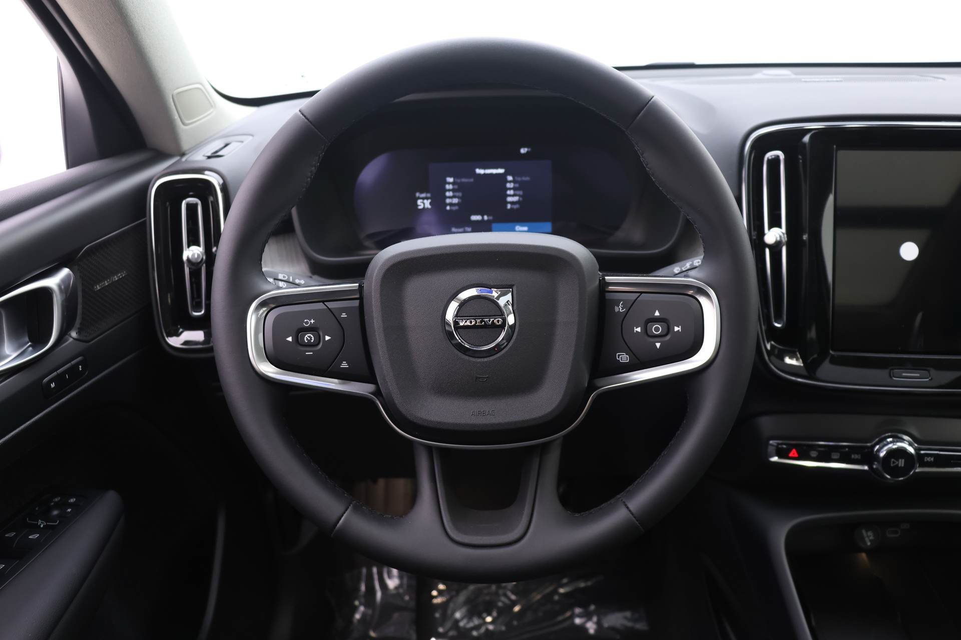 New 2025 Volvo XC40 B5 Ultra w/ Protection Package Premier AWD/4WD image 13