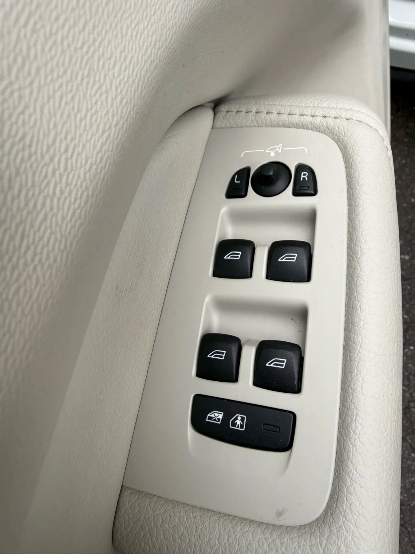 Used 2022 Volvo XC60 B5 Momentum image 16