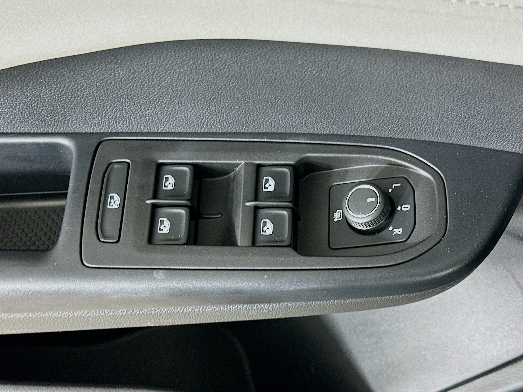 Used 2025 Volkswagen Taos SE AWD/4WD image 15