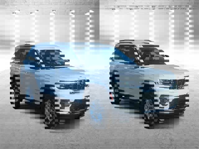 Used 2025 Jeep Grand Cherokee Laredo image 2