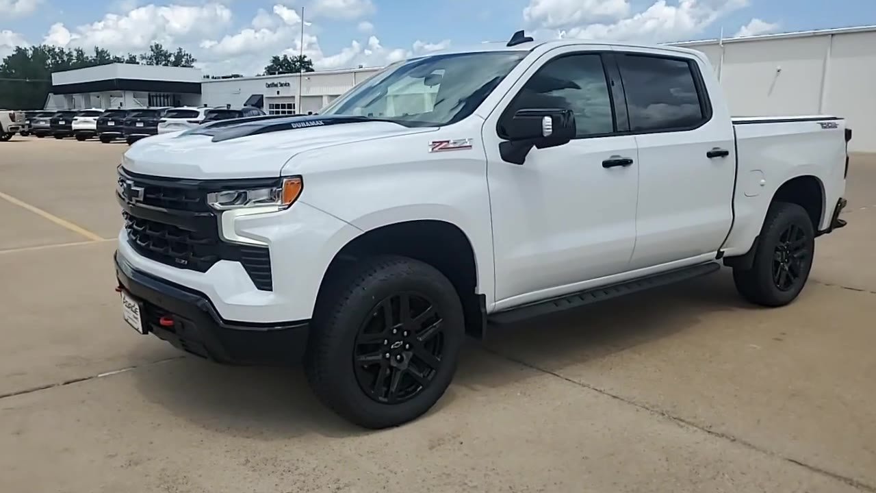 Used 2025 Chevrolet Silverado 1500 LT Trail Boss w/ LT Trail Boss Premium Package AWD/4WD image 4