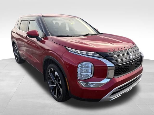Used 2022 Mitsubishi Outlander SE image 1