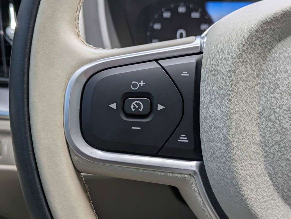 Used 2020 Volvo XC60 T5 Momentum FWD image 34