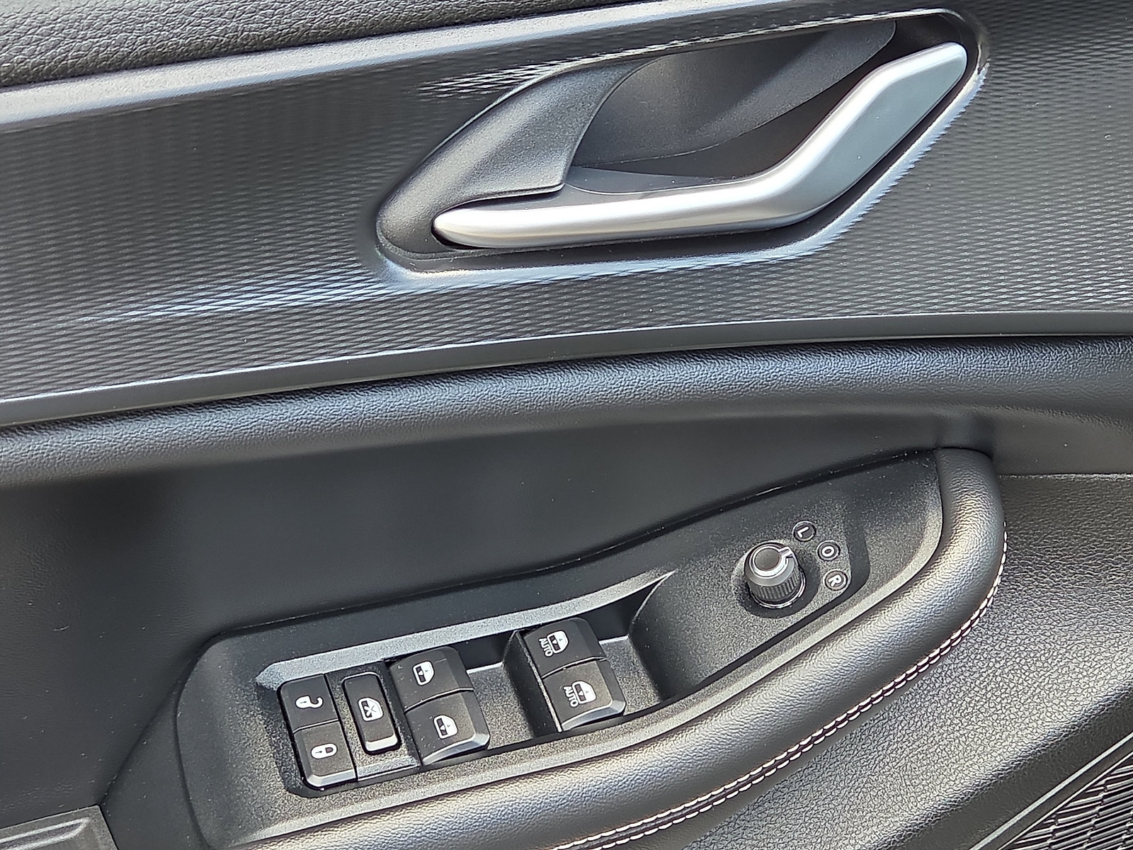 Used 2024 Jeep Grand Cherokee Altitude AWD/4WD image 13