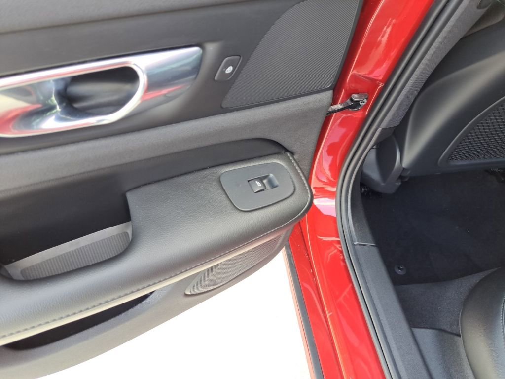 Used 2021 Volvo S60 T5 Momentum w/ Premium Package FWD image 12