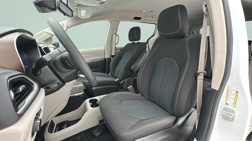 Used 2023 Chrysler Voyager LX FWD image 13