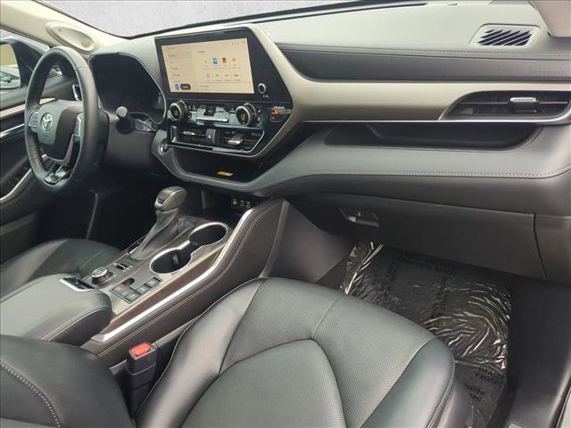 Used 2023 Toyota Highlander Limited image 21