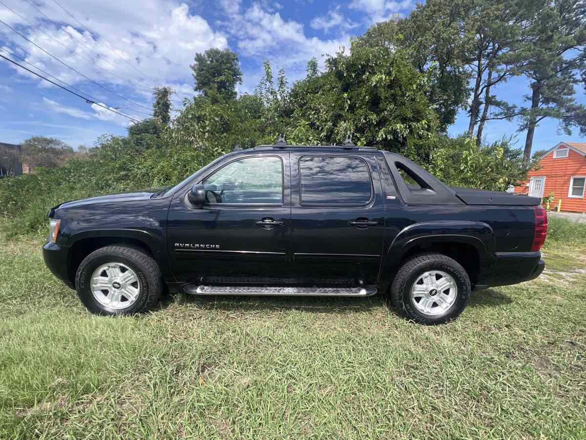 Used 2012 Chevrolet Avalanche LT w/ Suspension Package, Off-Road image 3