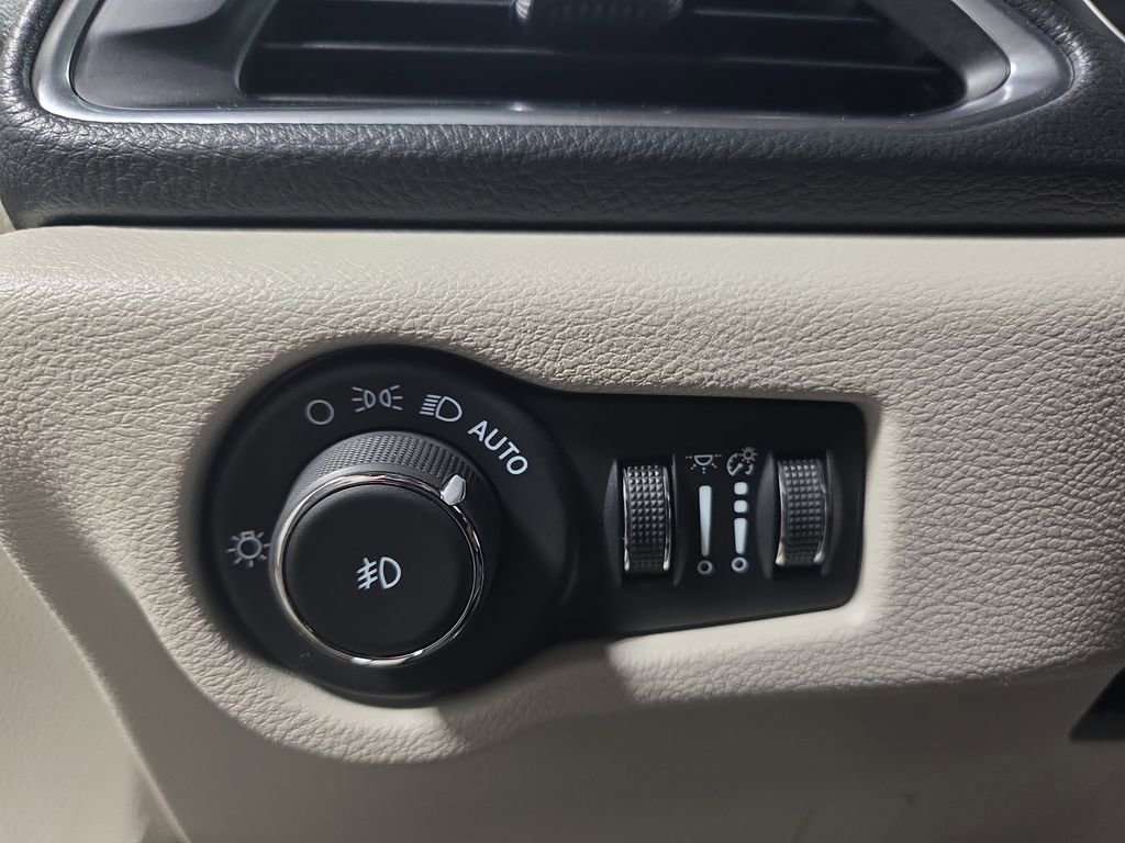 Used 2024 Chrysler Pacifica Limited image 28