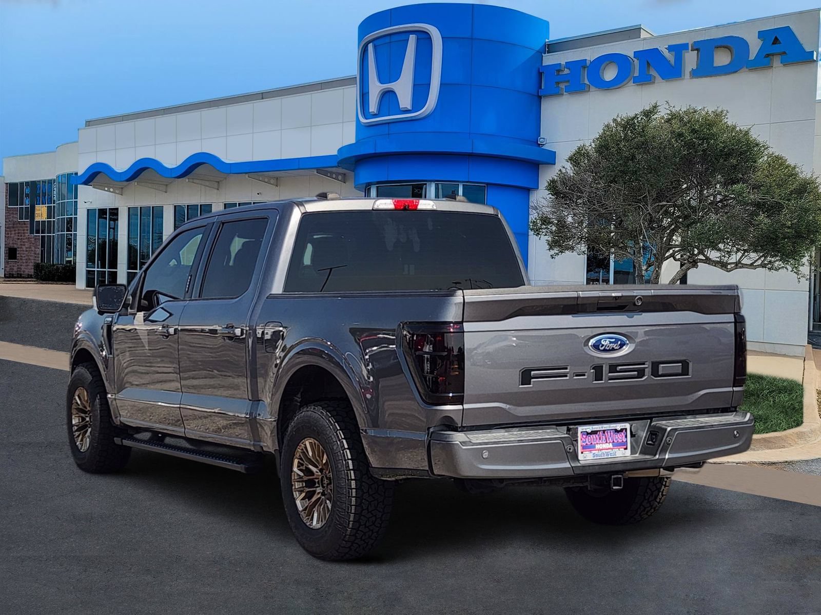 Used 2021 Ford F150 XLT w/ Equipment Group 302A High RWD image 4