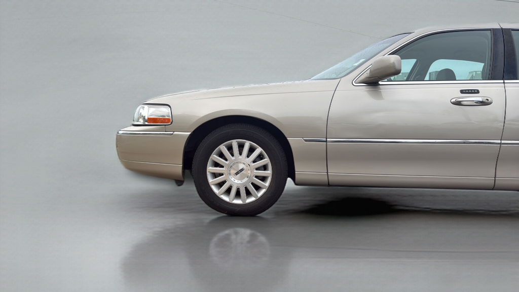 Used 2004 Lincoln Town Car Signature RWD image 10