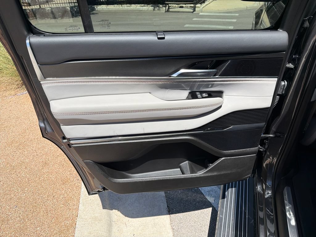 New 2026 Jeep Grand Wagoneer Summit w/ Premium Group III AWD/4WD image 32