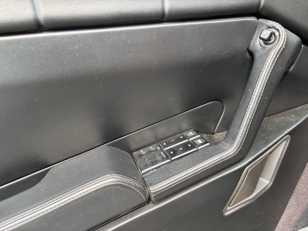 Used 1993 Cadillac Allante FWD image 8