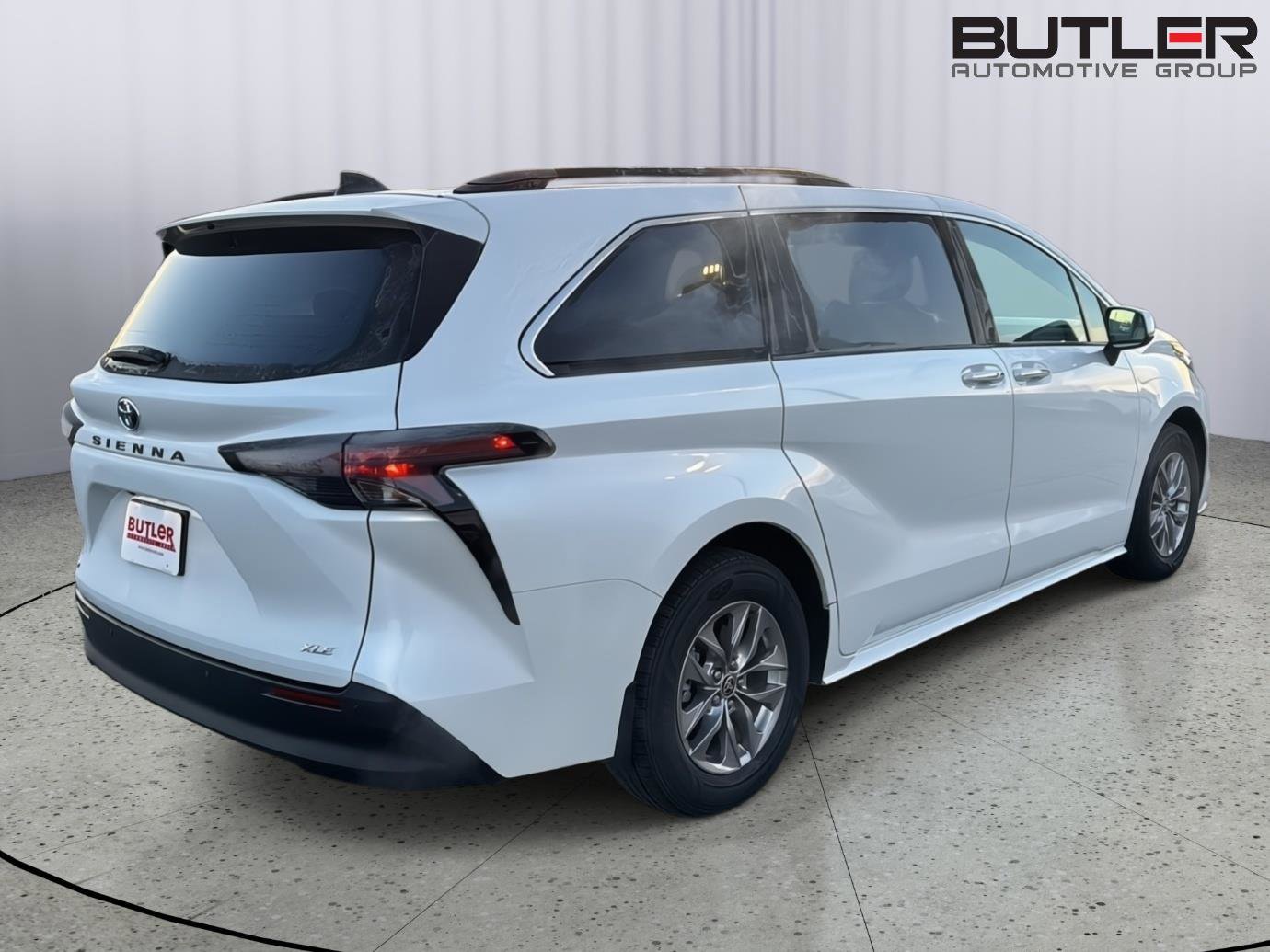 Used 2025 Toyota Sienna XLE w/ XLE Plus Package FWD image 5