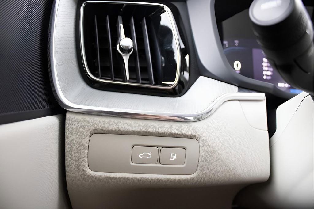 Certified 2025 Volvo XC60 T8 Plus w/ Protection Package Premier image 24