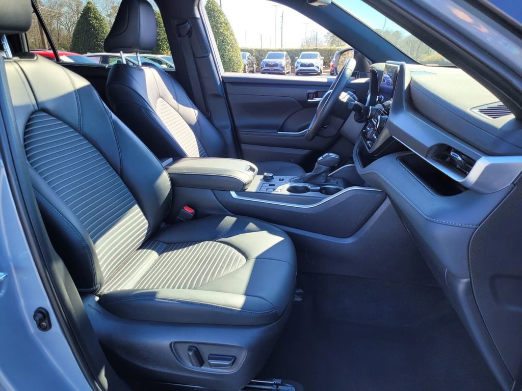 Certified 2025 Toyota Highlander XSE AWD/4WD image 16